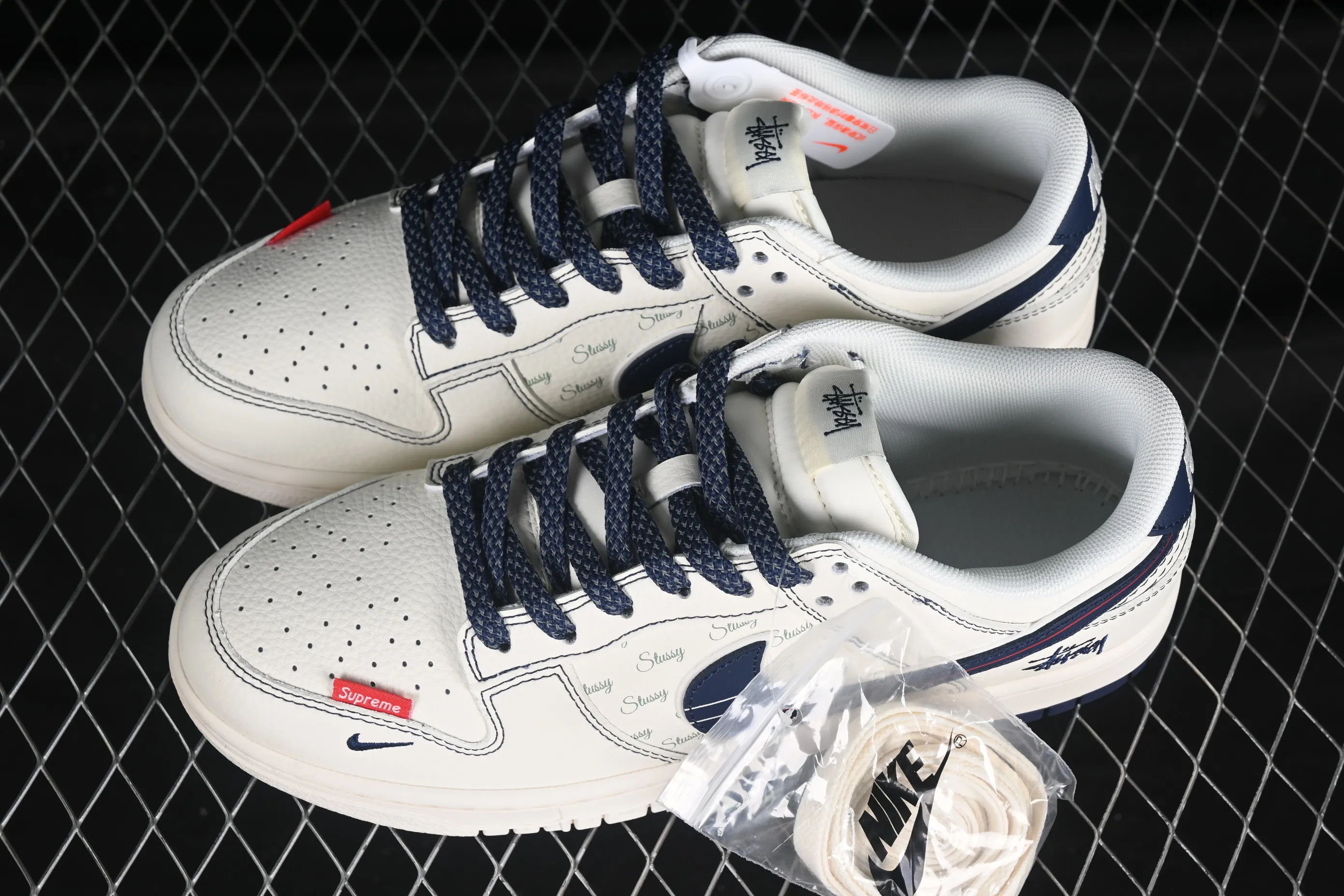 All categories Nk SB Dunk Series Nk SB Dunk Low High-end customized low-top sneakers Nike SB Dunk Low Stusi co-branded white blue and red striped hook Anniversary high-end customized low-top casual sneakers XS6089-532